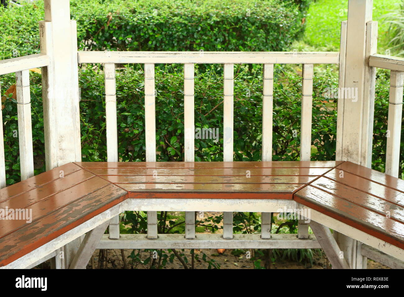 Closeup Bild der leeren Tisch von einem Pavillon im Garten, Ruhe Konzept Stockfoto