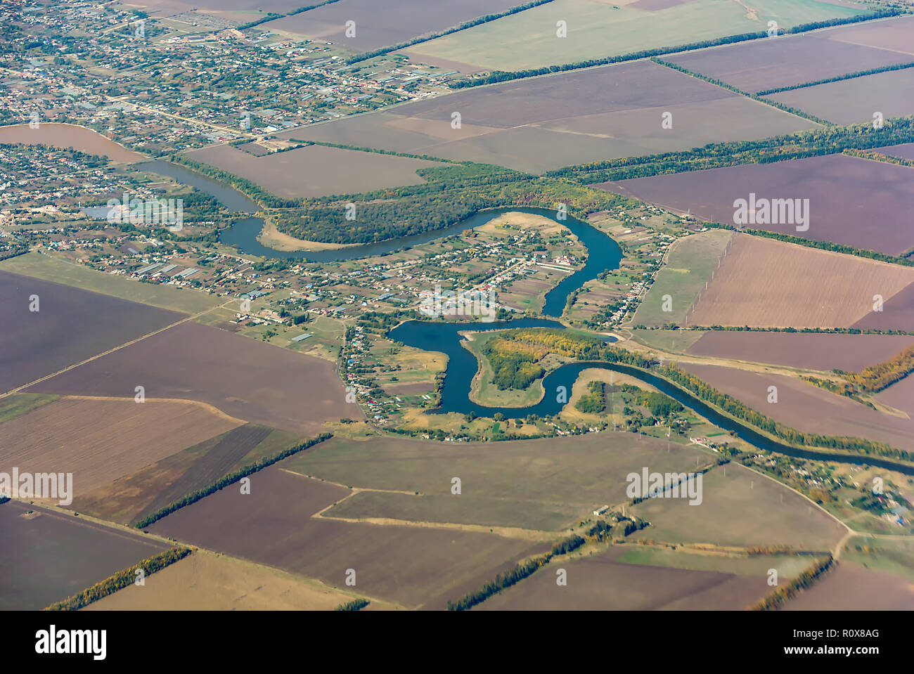 Luftaufnahme, Birds Eye View des Flusses durch die Felder und Stadt. Herbst Stockfoto