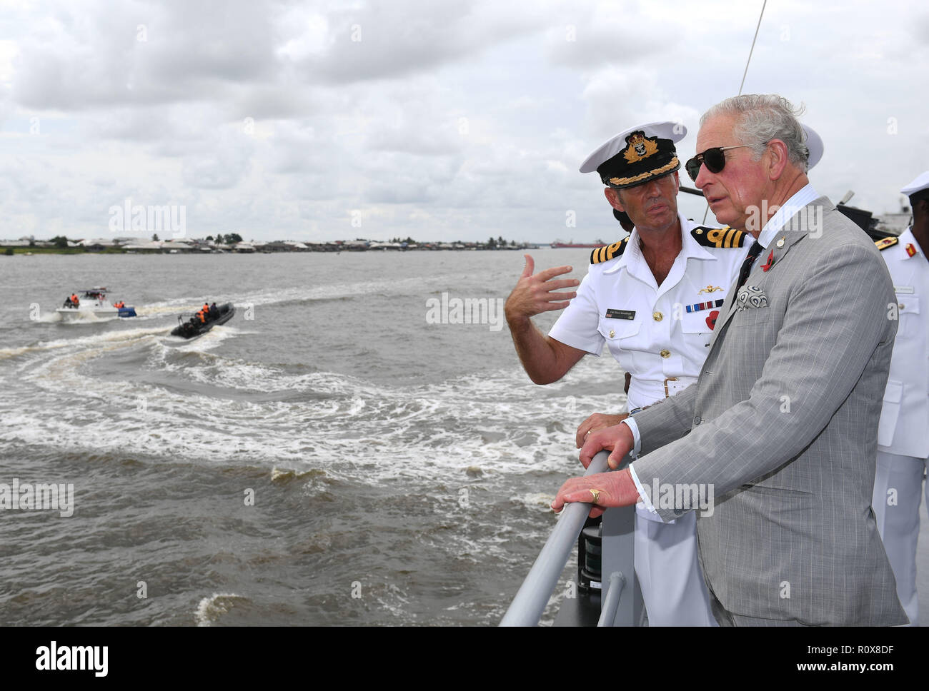 Der Prinz von Wales spricht mit Cdr Dave Goodman, bei seinem Besuch in der Lagos Naval Schlafplätze in Nigeria, am Tag 8 Ihrer Reise nach Westafrika. Stockfoto