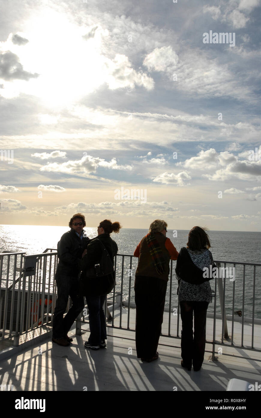 Passagiere an Bord der Cross Channel Fähren nach Boulogne-sur-Mer in Frankreich von Dover in England Stockfoto