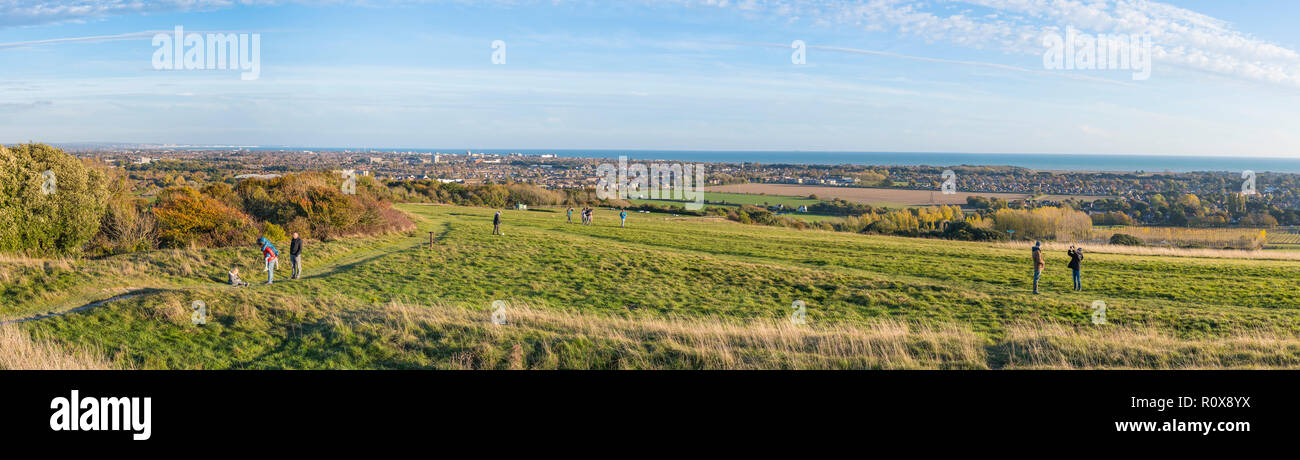 Panoramablick auf die South Downs Hügeln mit Blick auf West und East Sussex im Herbst in England, Großbritannien. Stockfoto