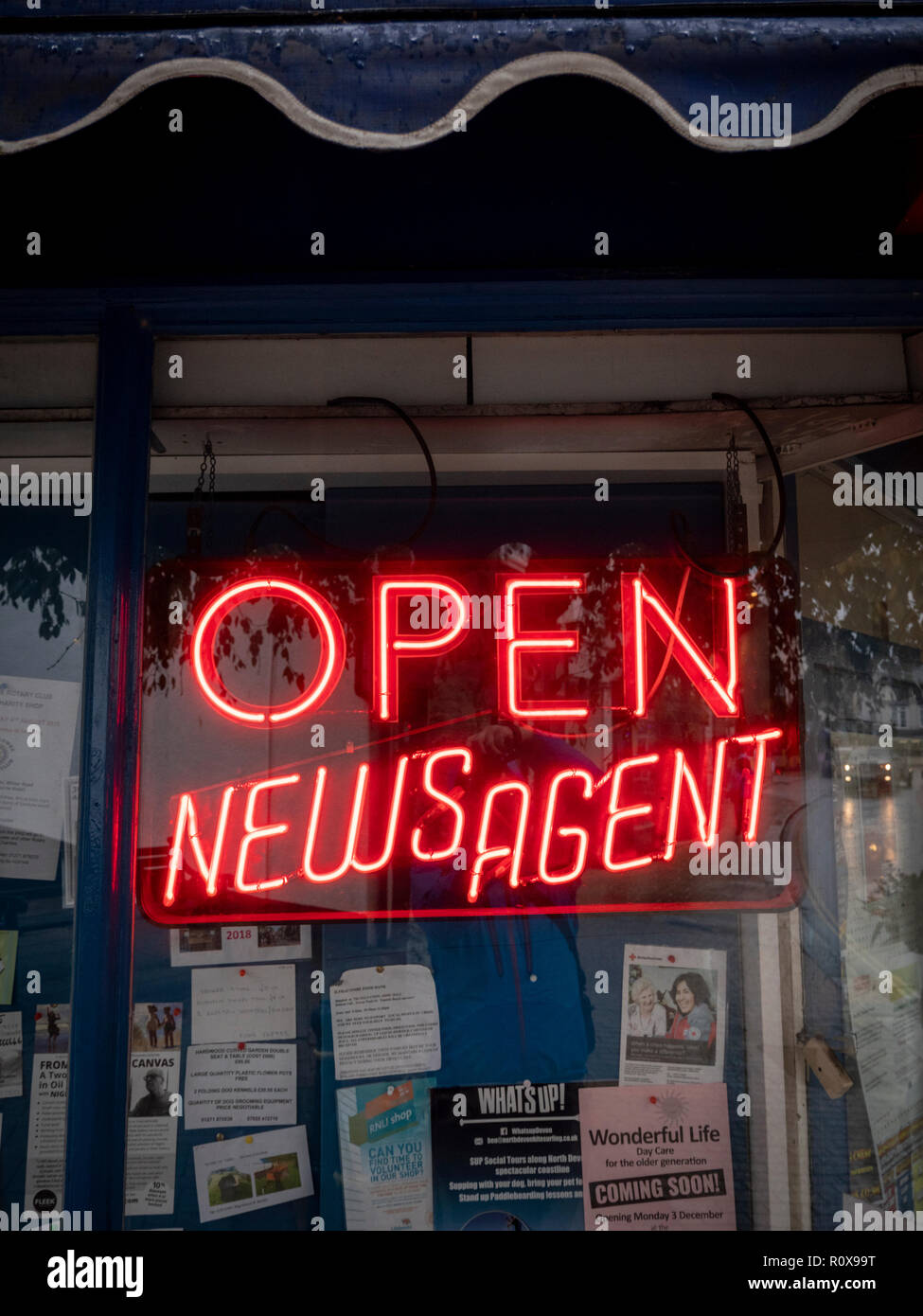 Eine rote Leuchtreklame in einem zeitschriftenladen Shop in der UK Open Zeitschriftenhandel Stockfoto