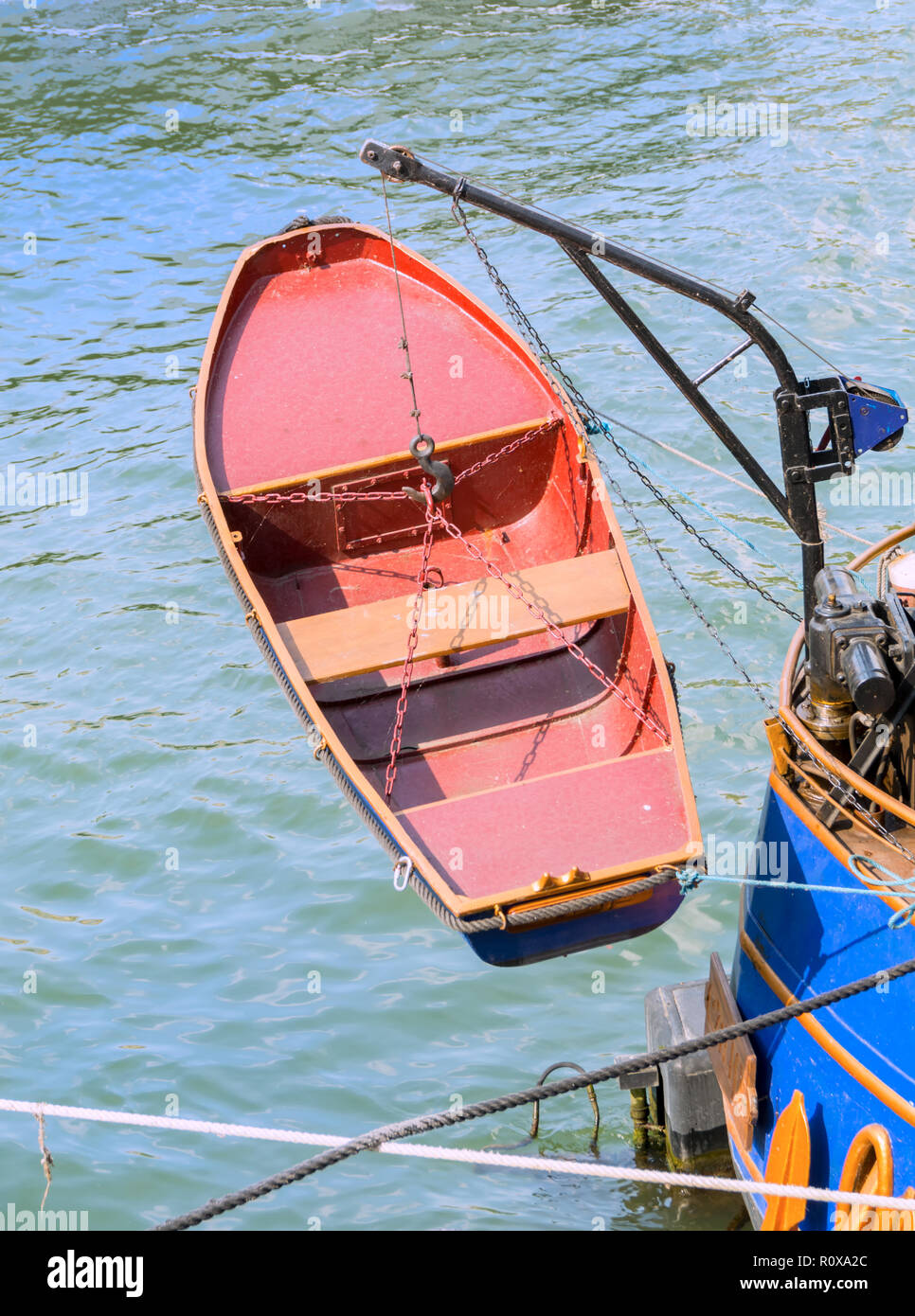 Red safety Boot heben auf einem Schiff. Die Aussicht von oben Stockfoto