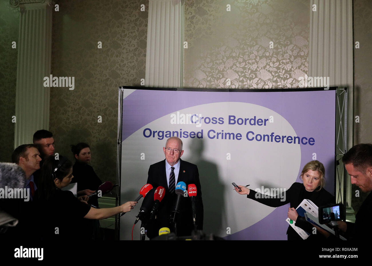 Justizminister der Republik Irland Charlie Flanagan spricht zu den Medien während der grenzübergreifende Konferenz über die organisierte Kriminalität an der Slieve Donard Hotel in Newcastle, Co. Stockfoto