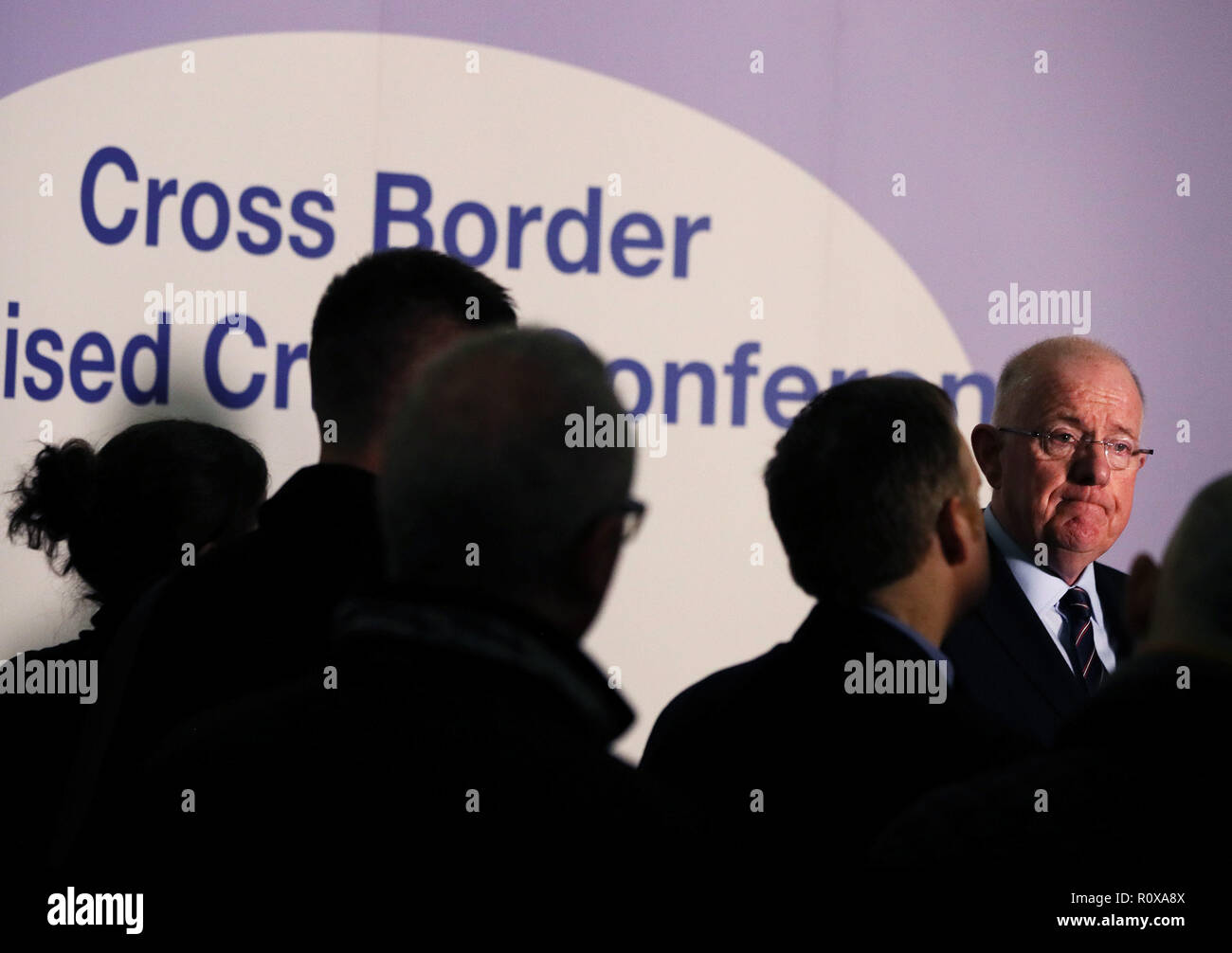 Justizminister der Republik Irland Charlie Flanagan spricht zu den Medien während der grenzübergreifende Konferenz über die organisierte Kriminalität an der Slieve Donard Hotel in Newcastle, Co. Stockfoto
