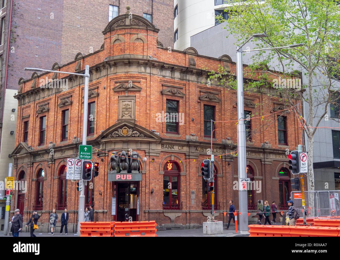 Ehemalige Bank von Australasien nun die 3 Affen Pub an der Ecke Liverpool St George Street Sydney, NSW, Australien. Stockfoto