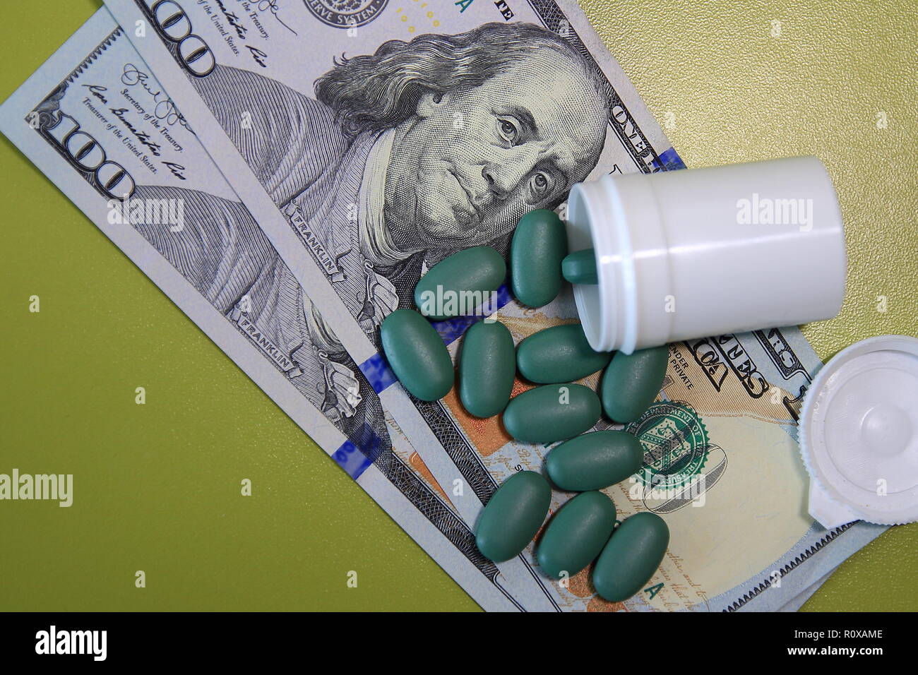 Stapel der pharmazeutischen Arzneimittel oder Medikament Pillen auf Dollar bill Kosten im Gesundheitswesen und Krankenversicherung Konzept Stockfoto
