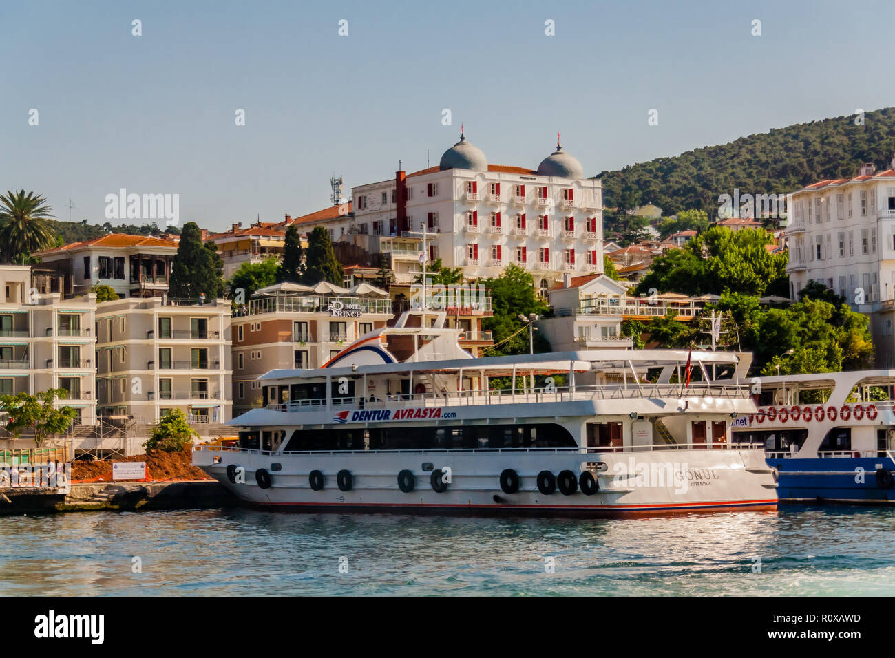 Fährhafen auf Büyükada, einer der Prinzeninseln, mit der herrlichen Palas Hotel im Hintergrund. Stockfoto