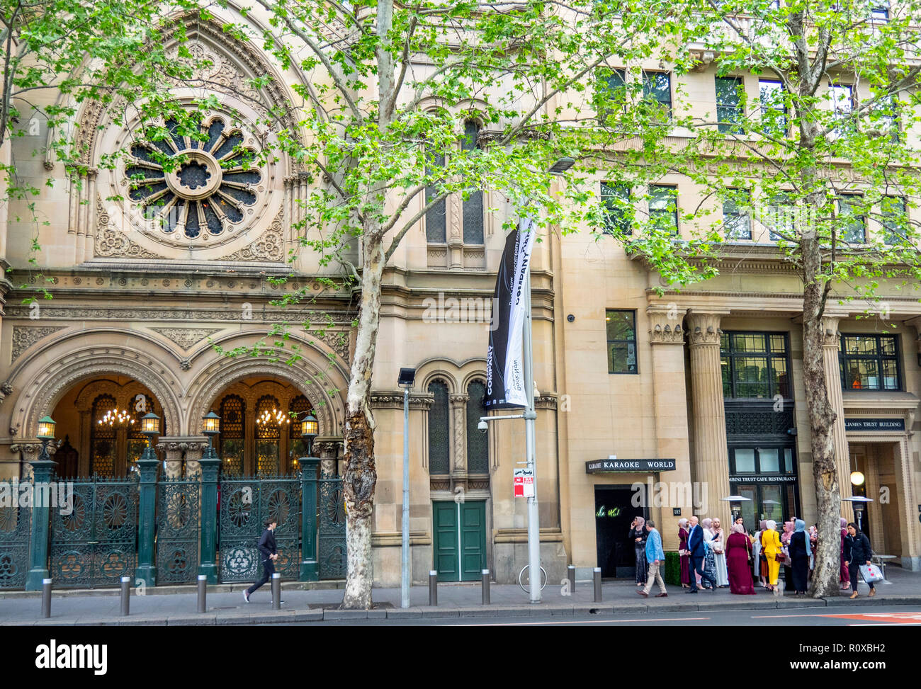 Gruppe von muslimischen Frauen von London Platanen vor der Großen Synagoge von Sydney Elizabeth Street NSW Australien stehen. Stockfoto