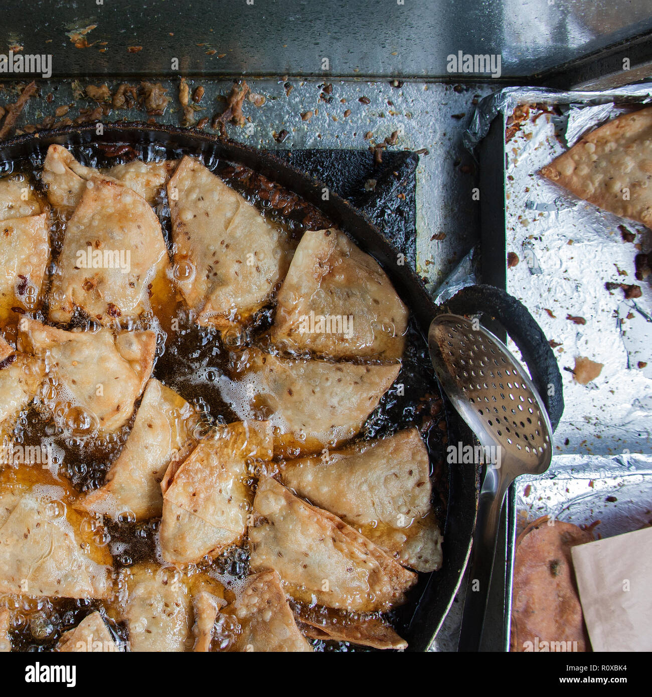 Das Braten von samosa Street Food southall London Stockfoto