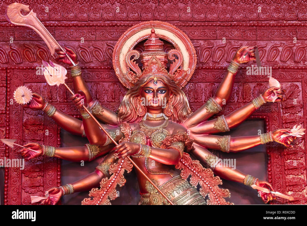 K-Block, Co-operative, Durga Puja Samithi, C.R. Park, New Delhi DT-15 Oct 2018. Eine enge Sicht der Durga Puja Pandal Idiol In Stockfoto