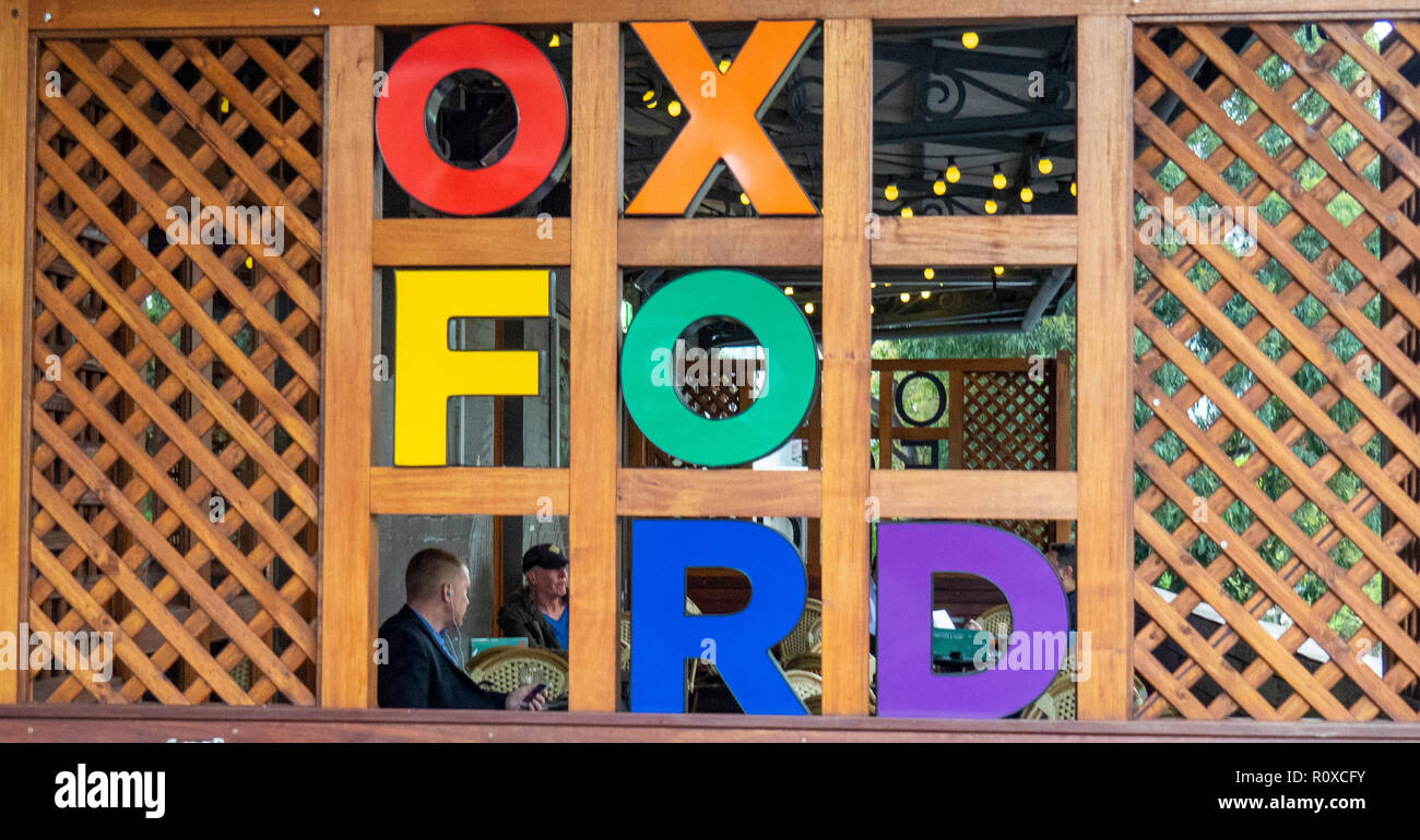 Holz- Gitterwerk und die Buchstaben des Wortes Oxford in einer Partition in der Oxford Hotel Stockfoto