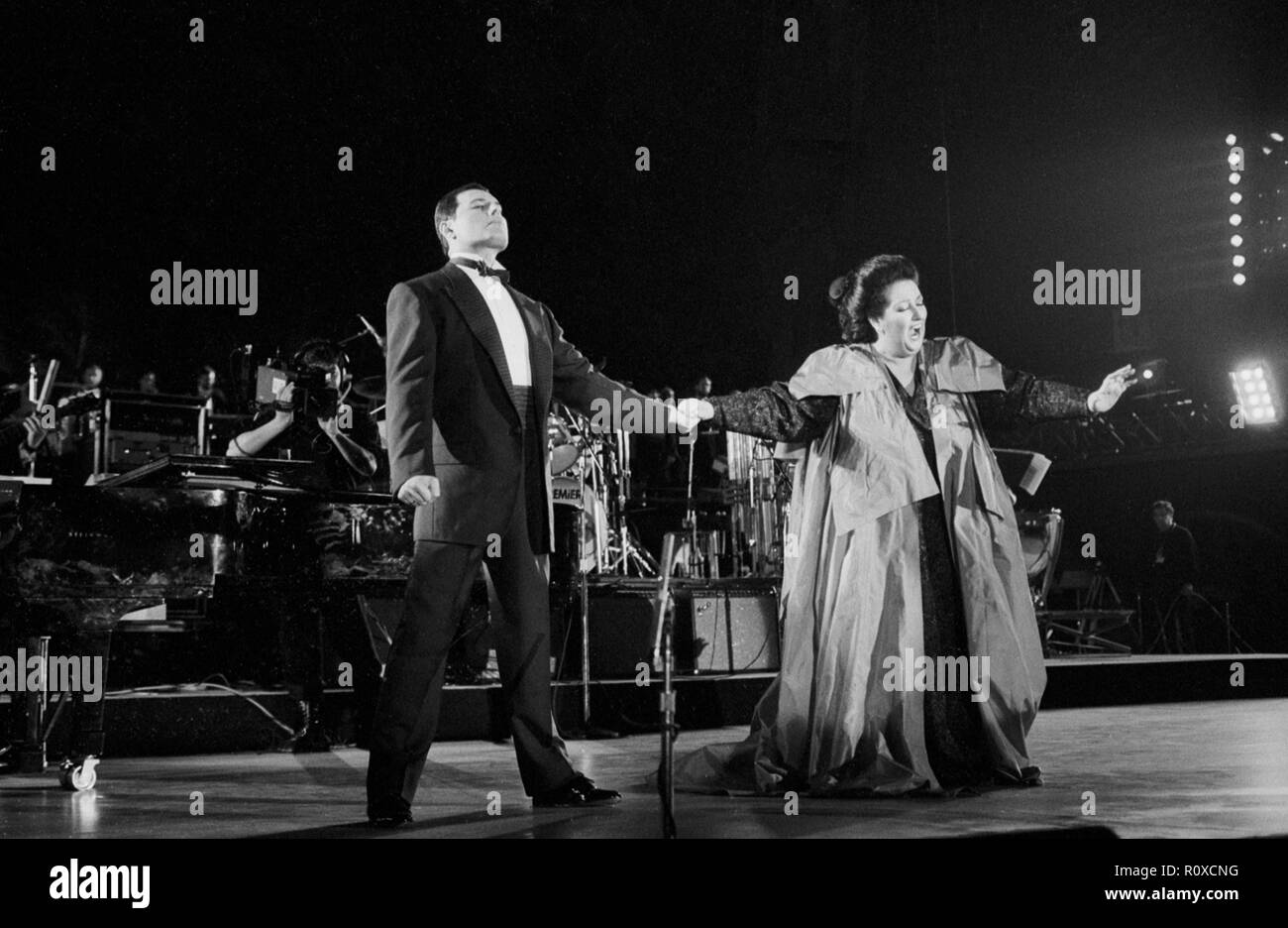 Freddie Mercury und Monserrat Caballe führen ihre Hit Barcelona bei einem Open-Air-Konzert auf der Piste von Barcelonas Montjuich Park gehalten, die Ankunft der olympischen Flagge von Seoul und der Einführung von Spanien die Vier zu feiern - Jahr kulturelle olmpiad. Stockfoto Freddie Mercury und Monserrat Caballe führen ihre Hit Barcelona bei einem Open-Air-Konzert auf der Piste von Barcelonas Montjuich Park gehalten, die Ankunft der olympischen Flagge von Seoul und der Einführung von Spanien die Vier zu feiern - Jahr kulturelle olmpiad. Stockfoto