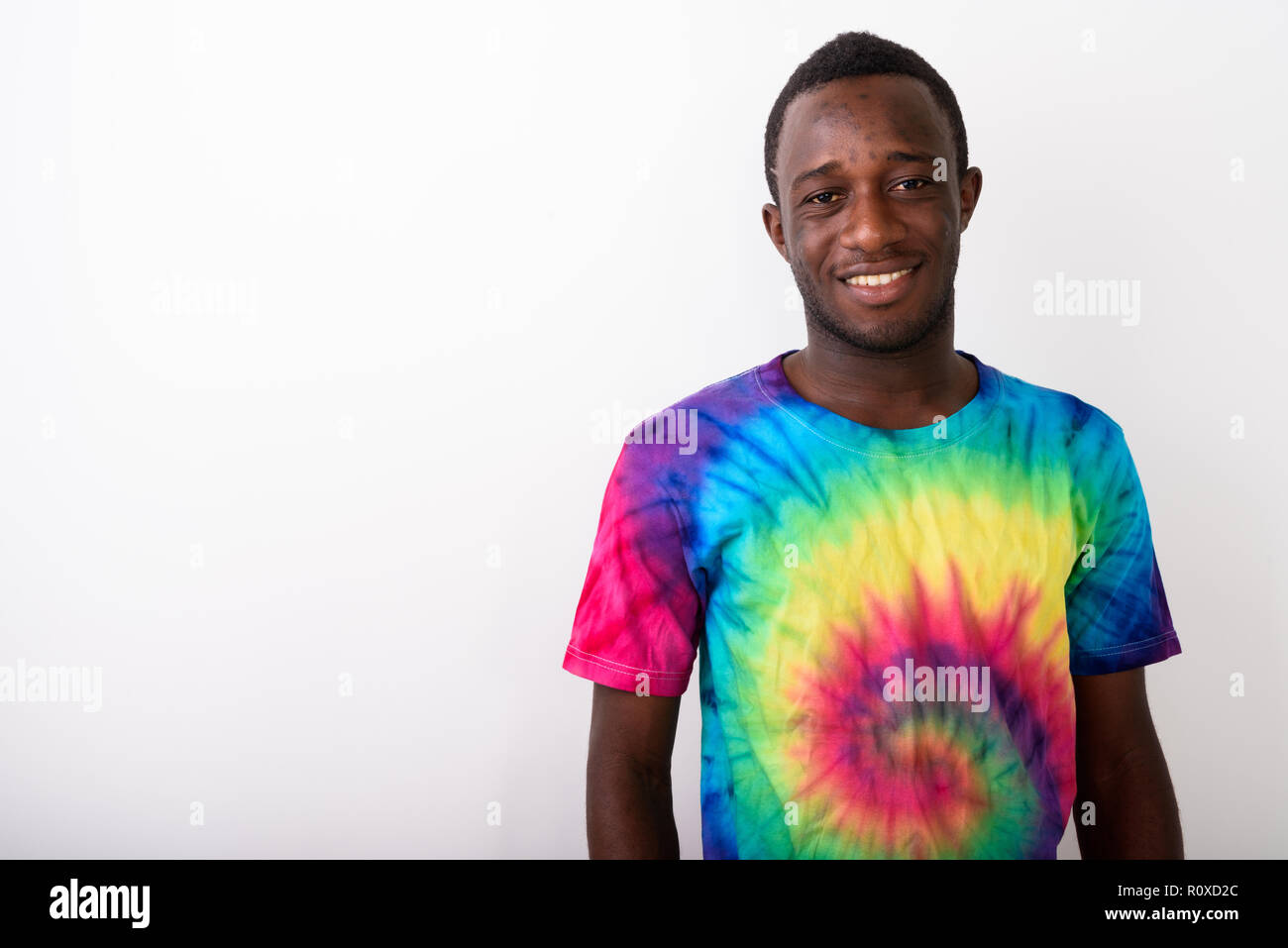 Studio shot von jungen schwarzen afrikanischen Mann gegen Weiße bac lächelnd Stockfoto