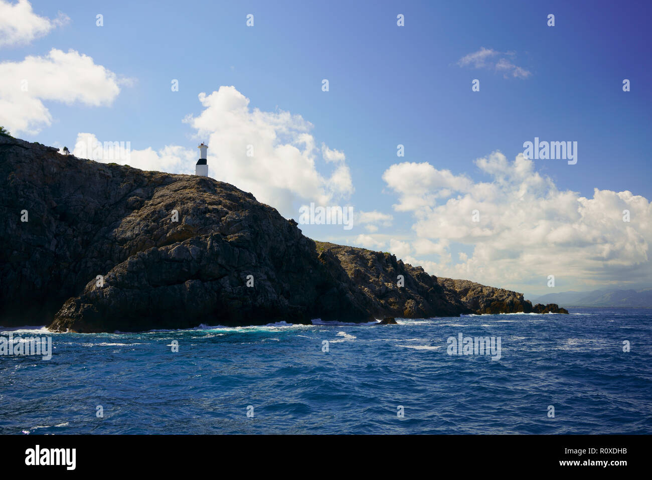 Leuchtturm auf dem Felsen. Maritime Landschaft im Norden von Mallorca, Bucht von Pollenca, Spanien. Stockfoto