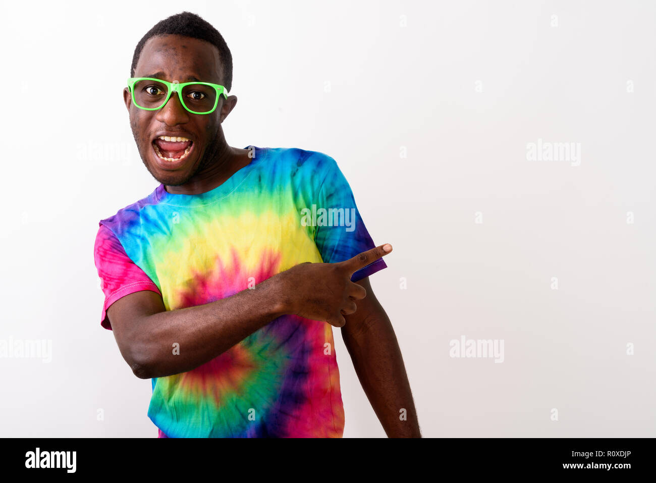 Studio shot von jungen schwarzen afrikanischen Mann Zeigefinger und showi Stockfoto