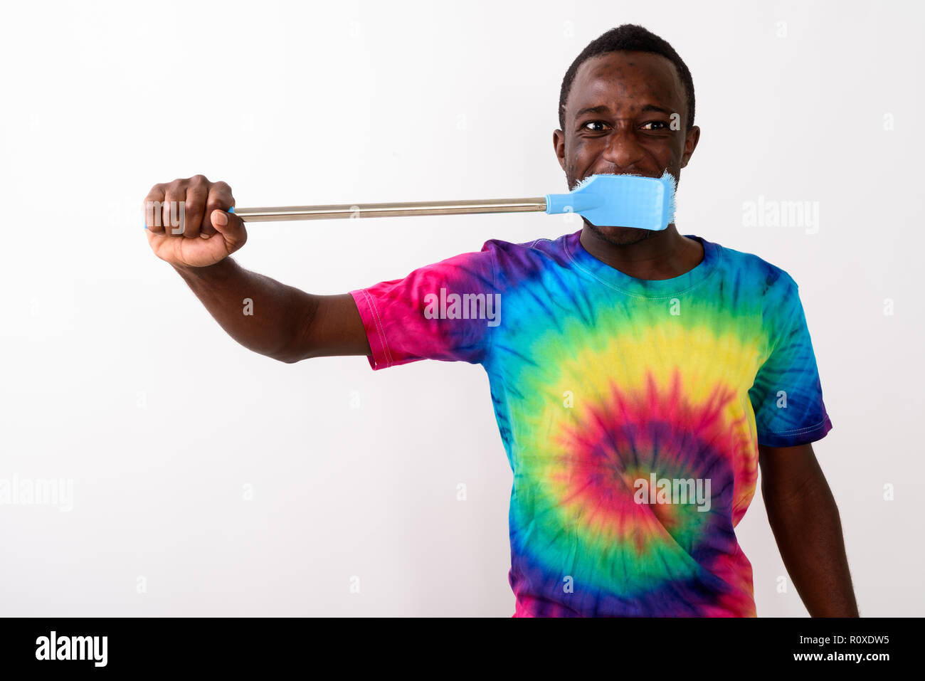 Studio shot von jungen schwarzen Afrikanischen mit Big Reinigungsbürste Mann Stockfoto