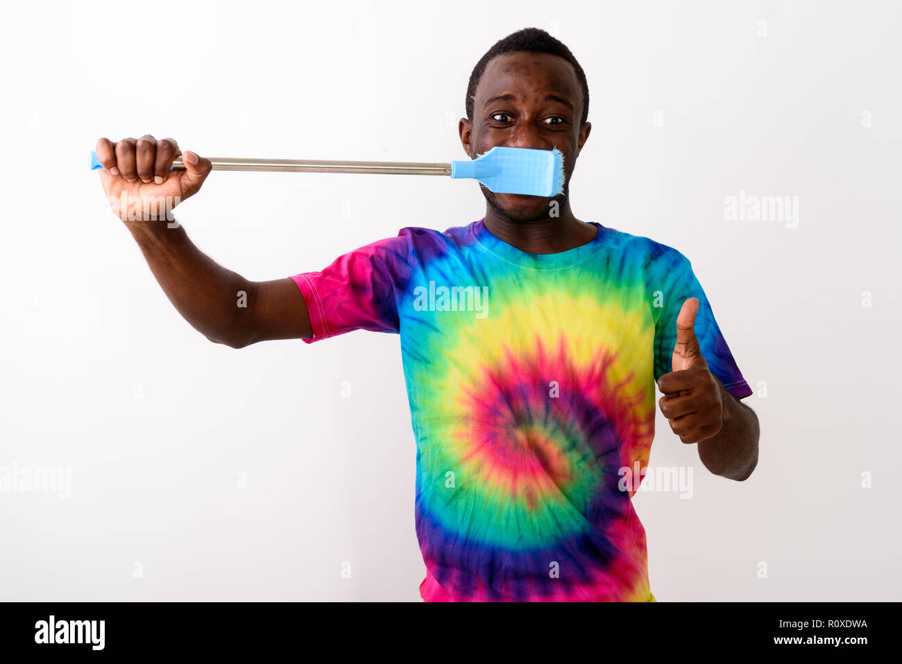 Studio shot von jungen schwarzen Afrikanischen mit Big Reinigungsbürste Mann Stockfoto