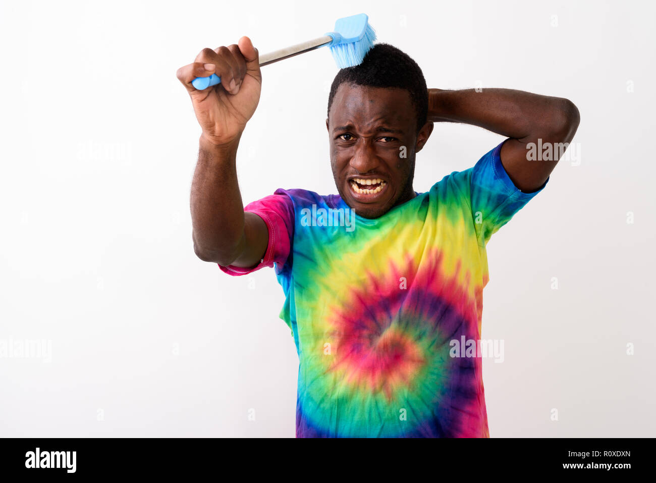 Studio shot von jungen schwarzen Afrikanischen mit Reinigungsbürste w man Stockfoto