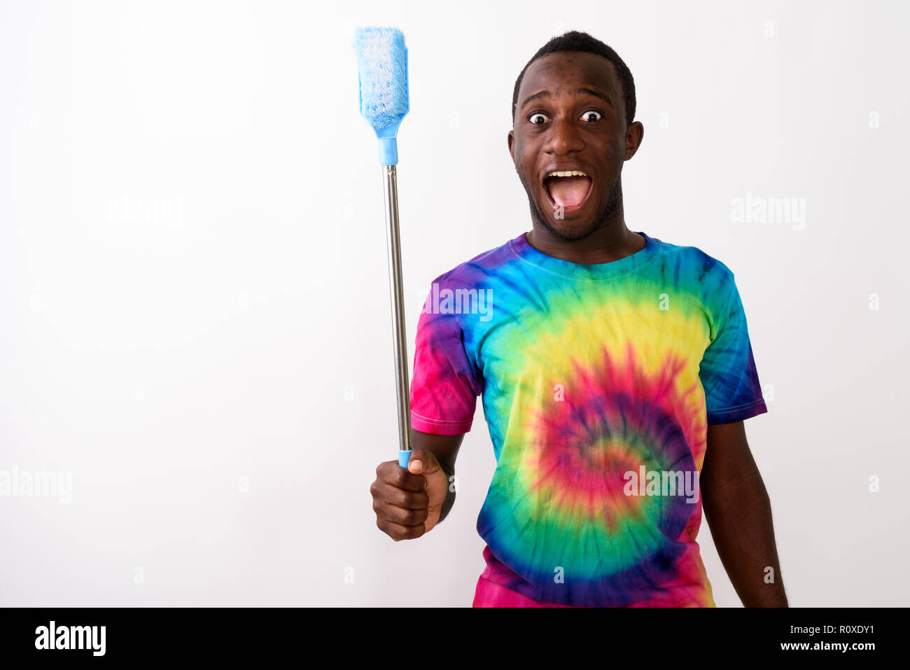 Studio shot von jungen schwarzen afrikanischen Mann, aufgeregt und glücklich Stockfoto