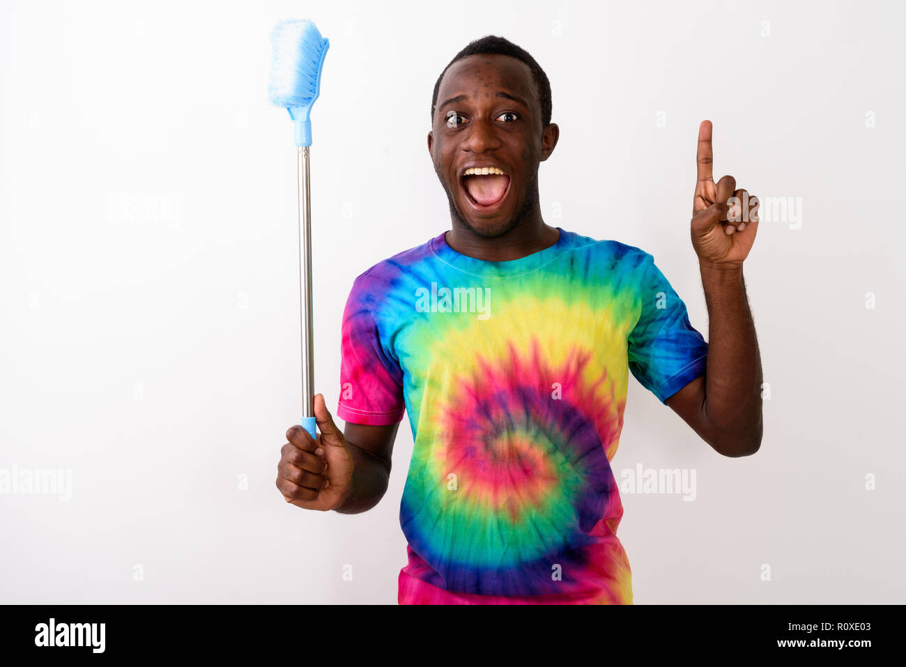 Studio shot von jungen schwarzen afrikanischen Mann, aufgeregt und glücklich Stockfoto