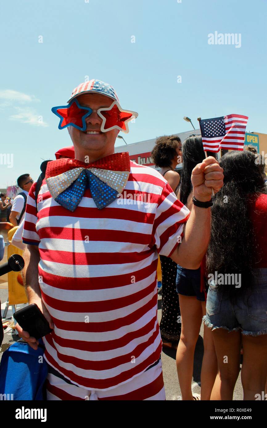 Ein Mann in Sterne und Streifen outfit Wellen eine amerikanische Flagge auf Coney Island nathans Hot Dog Essen Wettbewerb 2017 Stockfoto