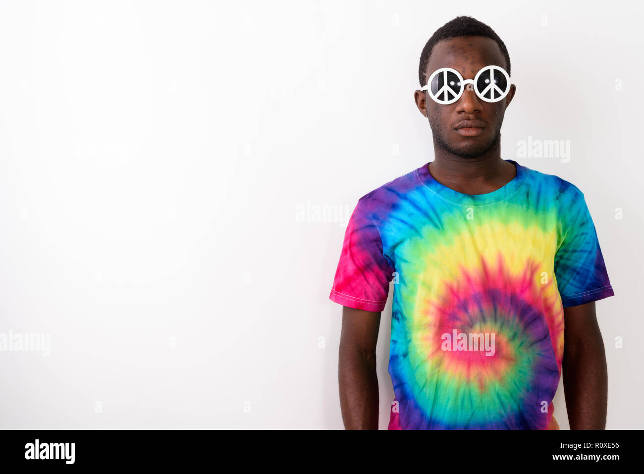 Porträt der jungen afrikanischen Mann hippie Sonnenbrille tragen mit peace Zeichen Stockfoto