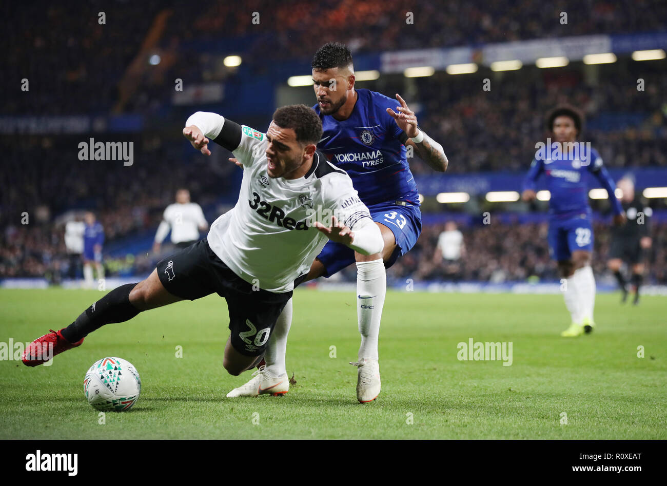 Produktion - es tut mir Leid, dass ich diese erneut zu senden, wie das Leben der Kulturen das Chelsea Spieler auf der rechten Seite abgeschnitten - verloren - es denke das sieht ordentlicher-ta Pottsy ist Derby County Mason Bennett ist von Chelsea's Emerson Palmieri während der carabao Schale, vierten Runde an der Stamford Bridge, London verschmutzt Stockfoto