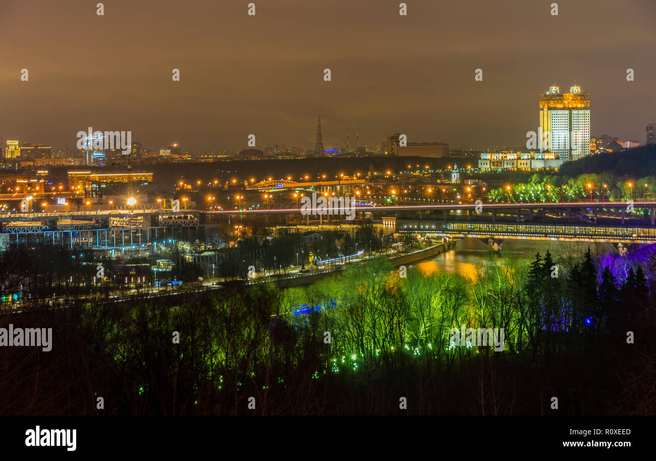 Nachtansicht von Moskau mit Luschniki-Stadion, Russische Akademie der Wissenschaften, Eisenbahnbrücke über Moskwa Fluss, Open-Air-U-Bahn-Station Worobyovy Gory Stockfoto