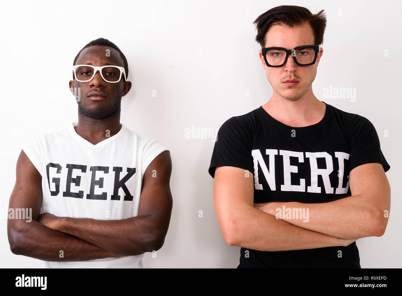 Studio shot von jungen schwarzen afrikanischen Geek Mann mit Europäischen Nerd m Stockfoto