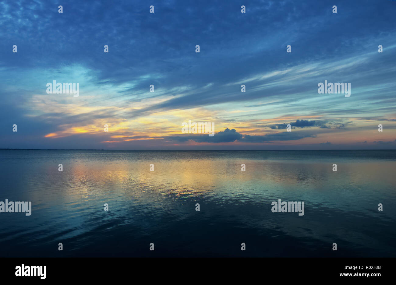 Fast Sonnenuntergang South Padre - Sehr blauen Wolken bei Sonnenuntergang am Horizont alle im Ozean wider Stockfoto