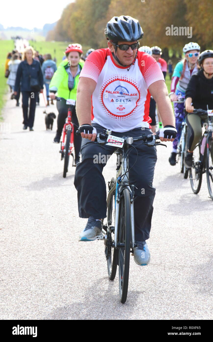 Palace Palace Charity Radtour - Buckingham Palace, Windsor Castle zugunsten der Fürsten Vertrauen. Reiter in der Nähe der Oberfläche entlang der langen Spaziergang vor Windsor Castle bietet: Kandidat Wo: Windsor, Großbritannien Wann: 07 Aug 2018 Quelle: WENN.com Stockfoto