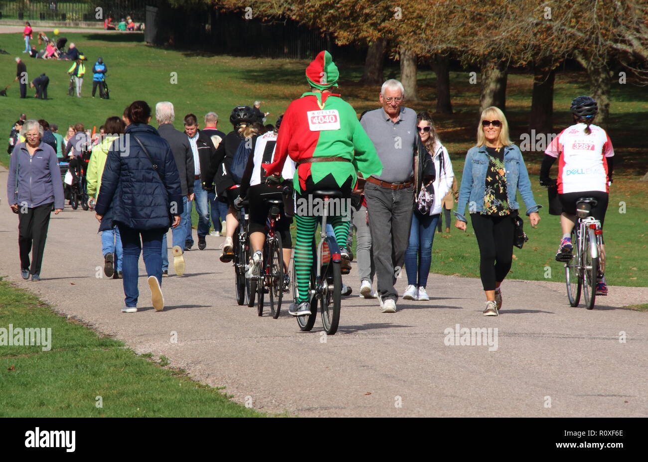 Palace Palace Charity Radtour - Buckingham Palace, Windsor Castle zugunsten der Fürsten Vertrauen. Reiter in der Nähe der Oberfläche entlang der langen Spaziergang vor Windsor Castle bietet: Kandidat Wo: Windsor, Großbritannien Wann: 07 Aug 2018 Quelle: WENN.com Stockfoto