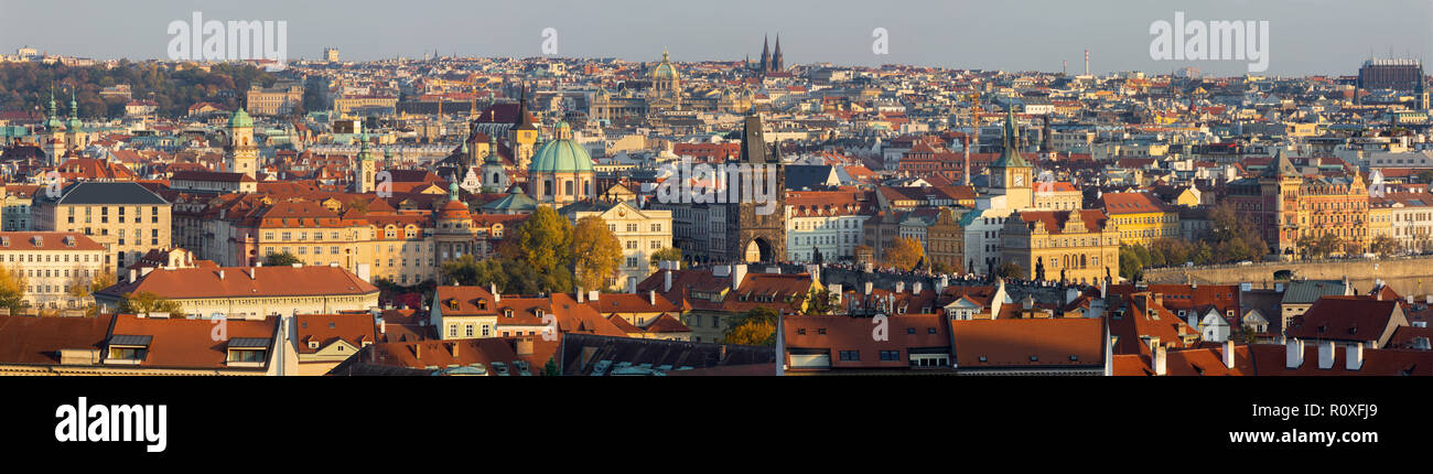 Prag - das Panorama der Stadt mit der Karlsbrücke auf Olt Stadt im Abendlicht. Stockfoto
