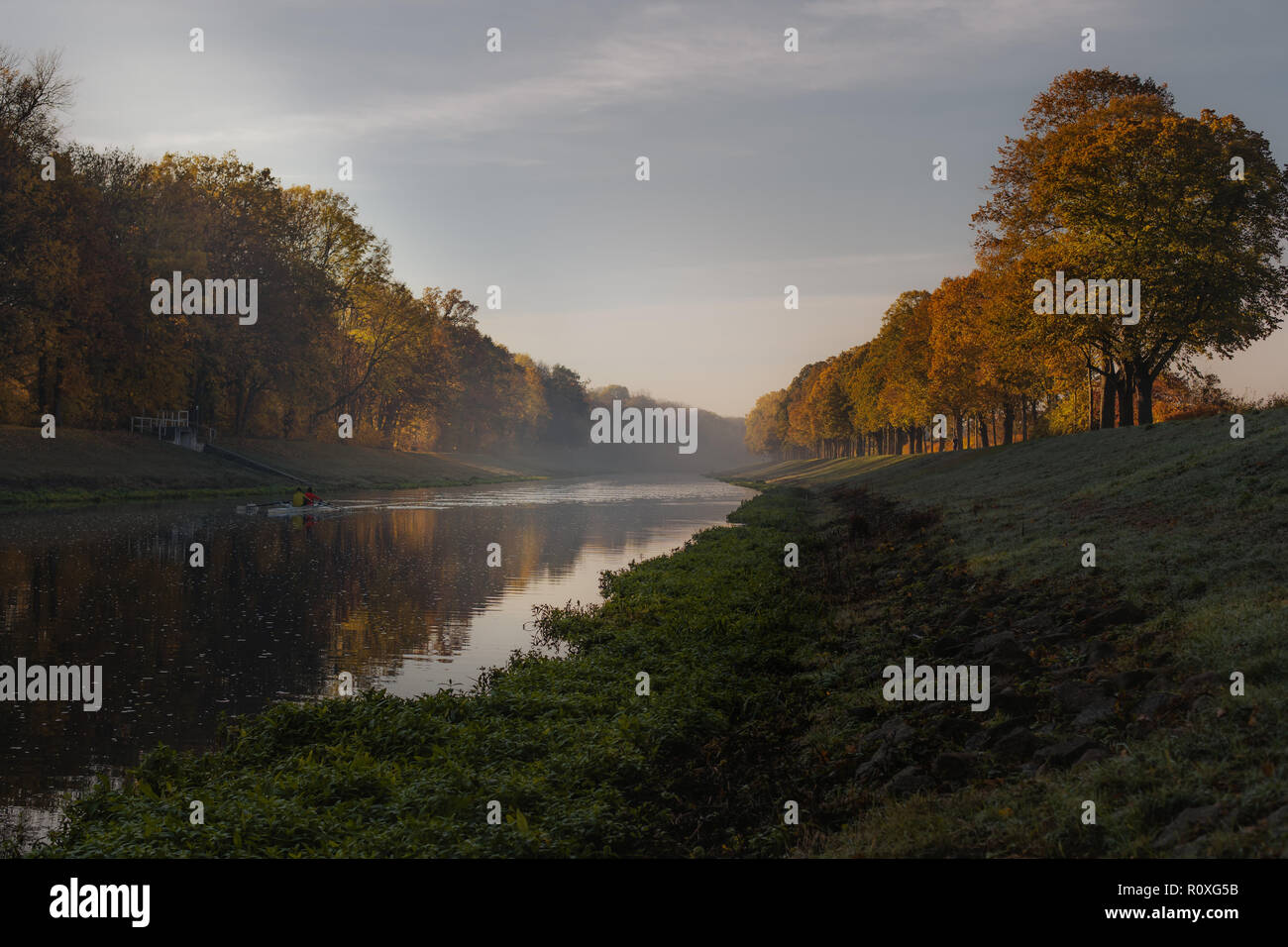 Foto von einem Kajak fahren auf einem Fluss in der Mitte des farbenfrohen Herbst Landschaft Stockfoto