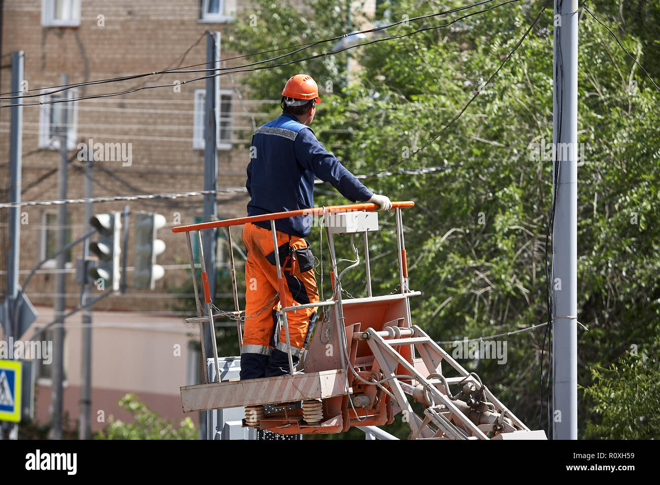 Installation einer Ampel auf einer hebebühne am Nachmittag in der Stadt von syzran Russland. Stockfoto