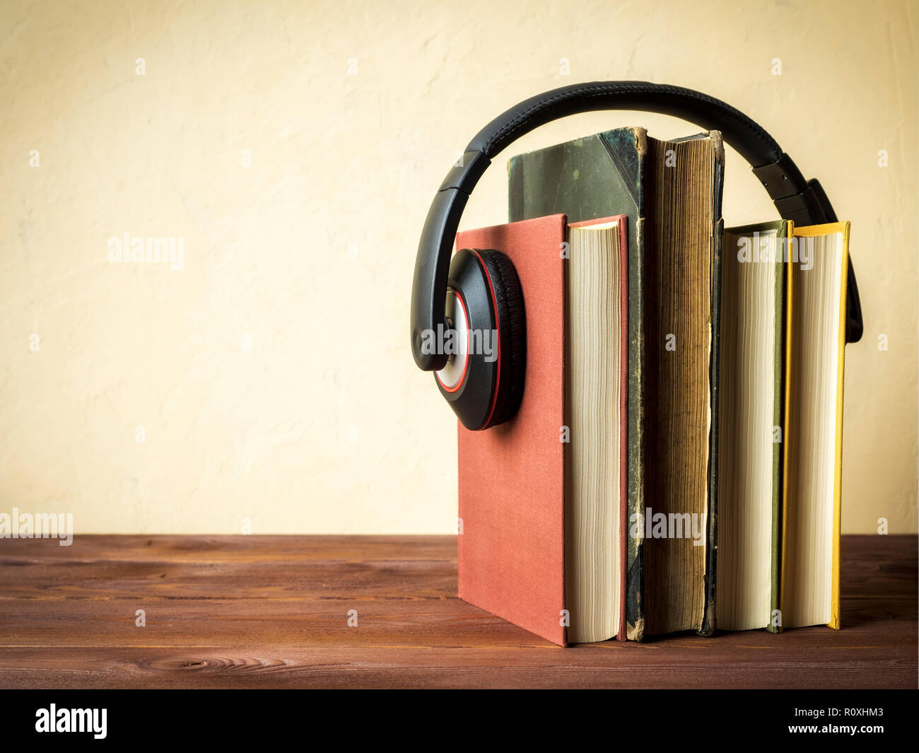 Konzept der Hörbuch. Bücher auf dem Tisch mit Kopfhörern auf Sie Stockfoto