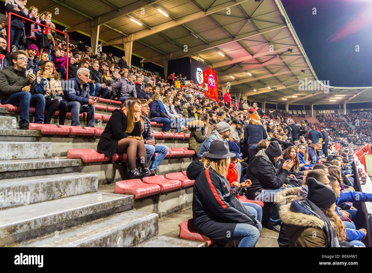 Zuschauer, die auf den Terrassen von Ernest wallonischen Stadion, Heimat von Stade Toulousain rugby union Team, Toulouse, Haute-Garonne, Royal, Frankreich Stockfoto