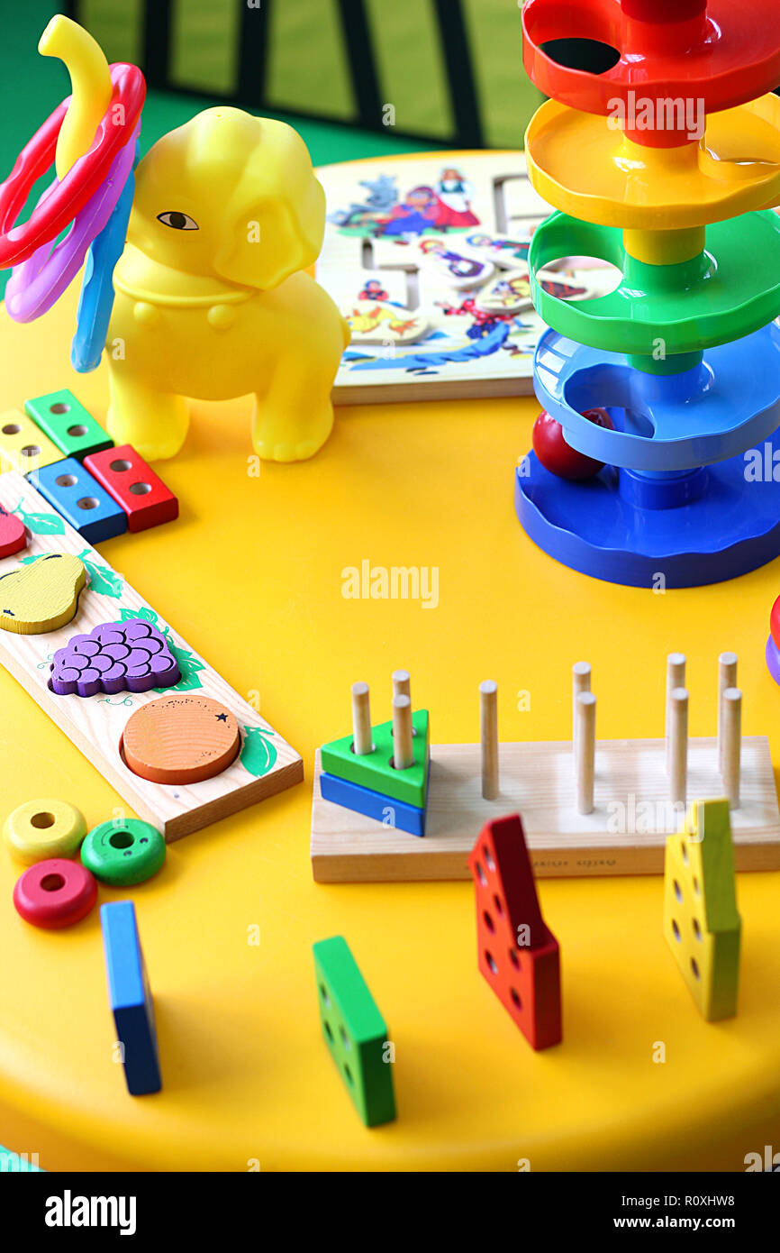 Kinder Holz- ende Kunststoff Spielzeug für das Lernen von Fähigkeiten Stockfoto