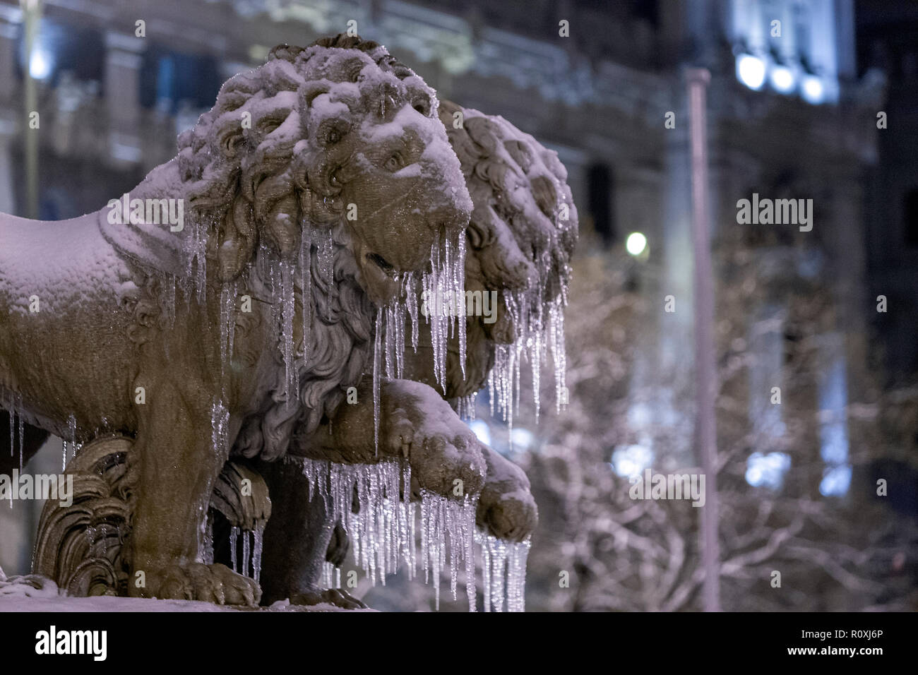 Cibeles Brunnen in der Plaza de Cibeles im Winter mit Schnee und Eiszapfen. Die Plaza ist ein Wahrzeichen von Madrid, Spanien Stockfoto