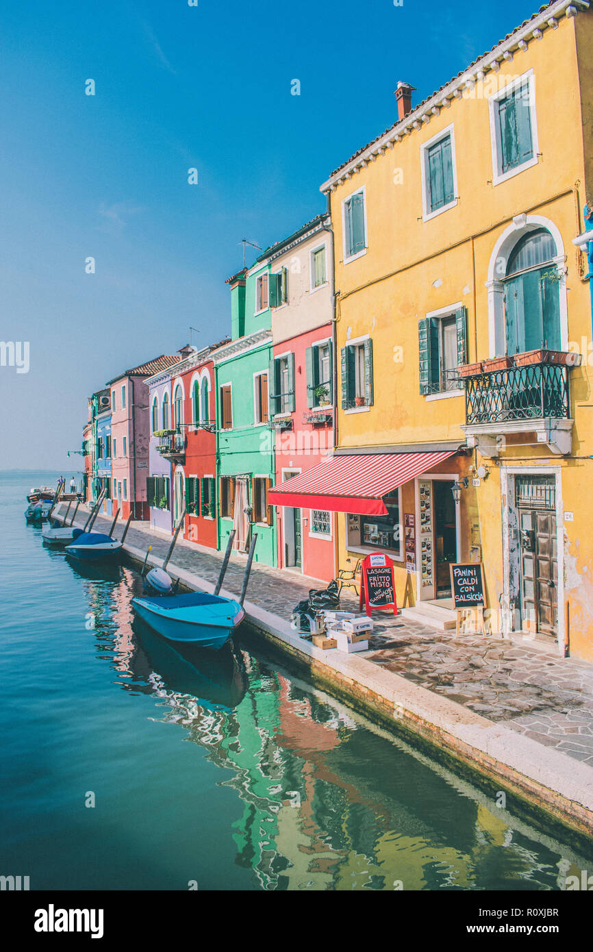 Boote vor bunten Häusern in Burano, Venedig, Italien Stockfoto