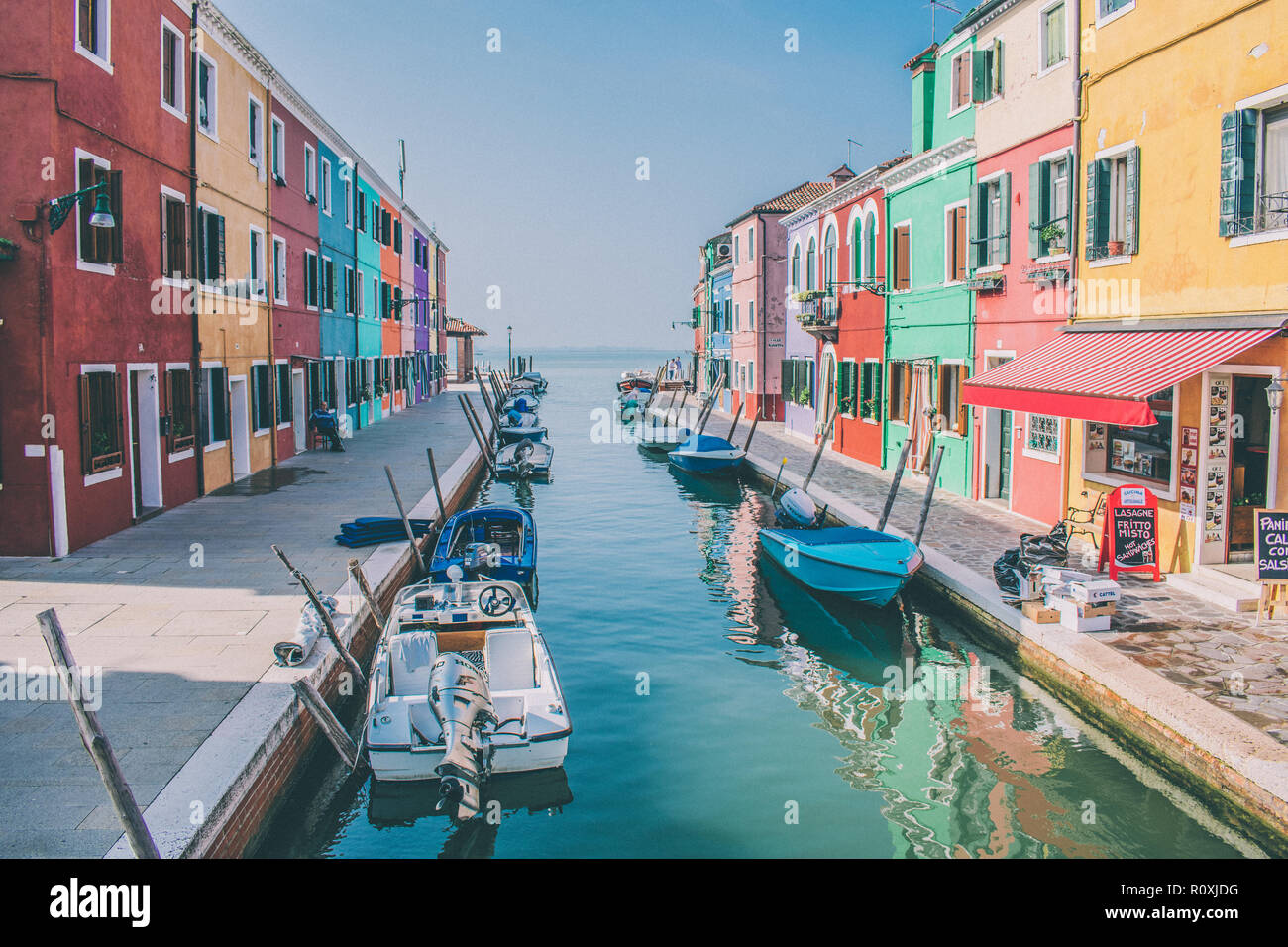 Boote vor bunten Häusern in Burano, Venedig, Italien Stockfoto