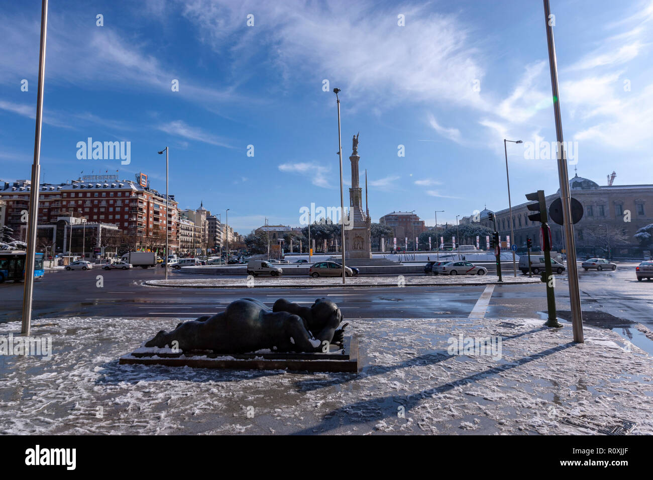 Plaza de Colon mit dem Mujer con Espejo de Fernando Botero im Winter mit Schnee, Calle Génova, 30, 28014 Madrid, Spanien Stockfoto