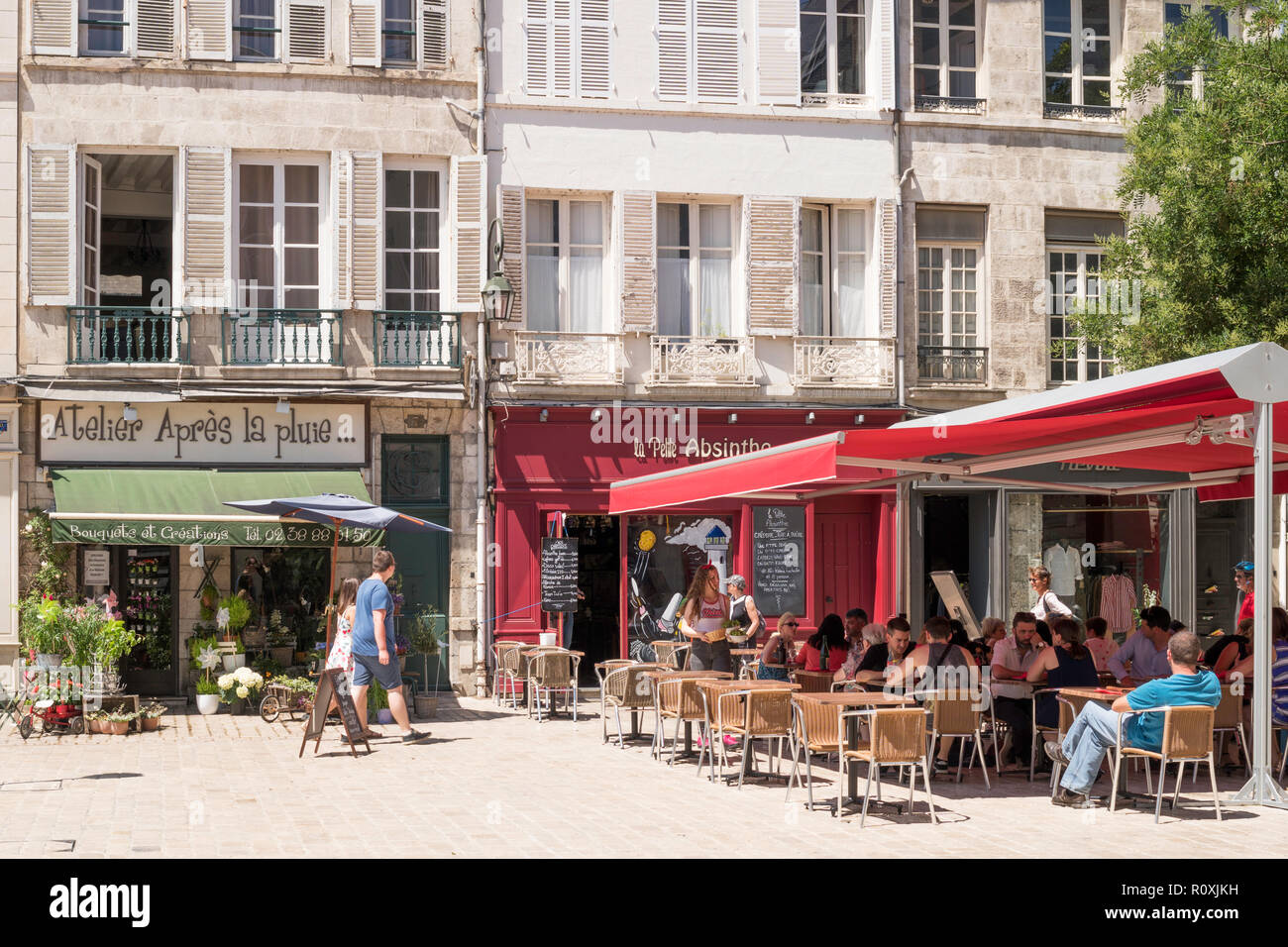 Man saß außerhalb des La Petite Absinth bar und Crêperie in Orléans, Center-Val de Loire, Frankreich, Europa Stockfoto