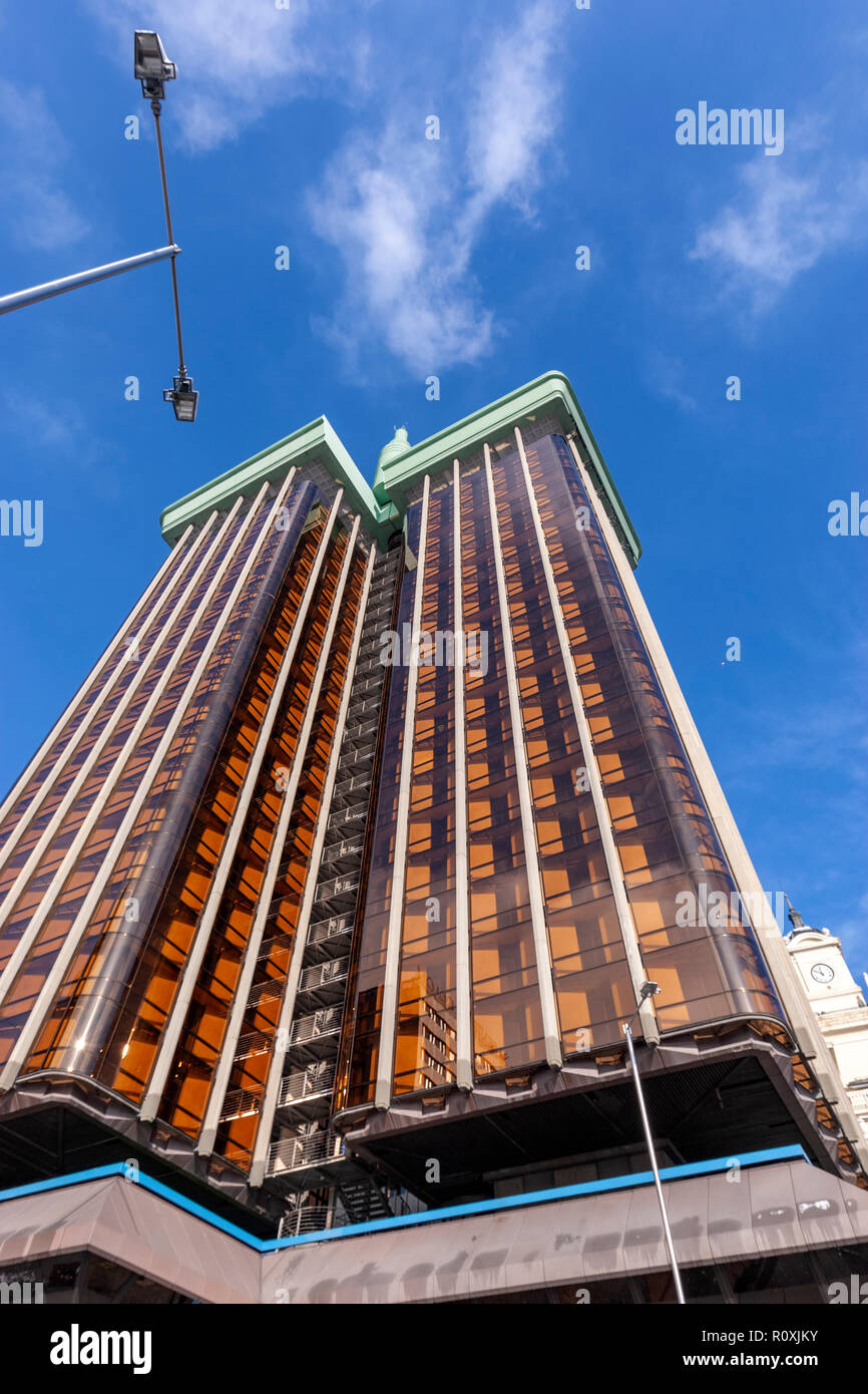 Die vertikale Perspektive der Doppelpunkt Türme von Antonio Lamela. Madrid, Spanien Stockfoto