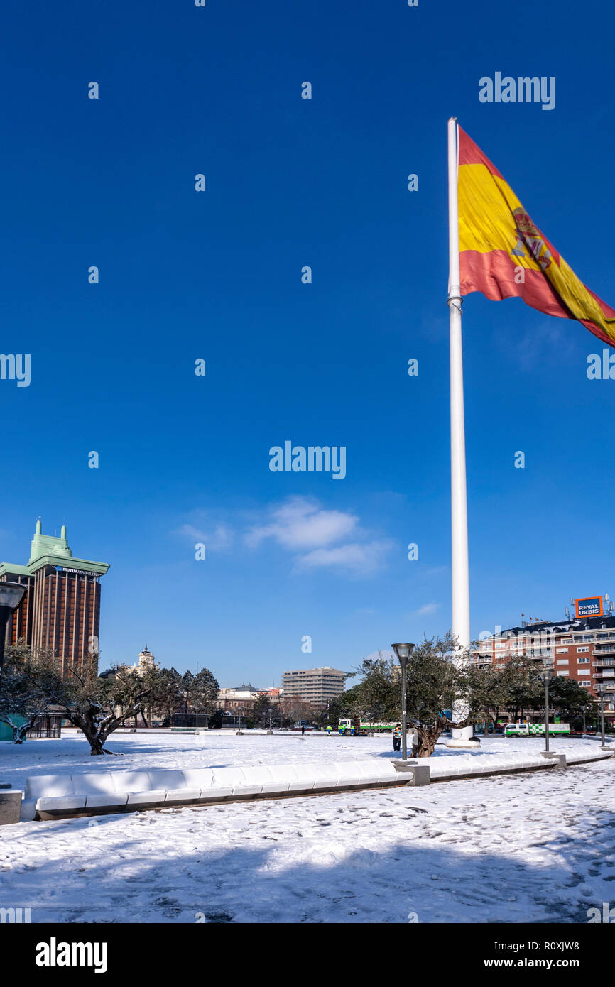 Plaza de Colón, Jardines del Descubrimiento, mit dem Doppelpunkt Türme von Antonio Lamela. Madrid, Spanien Stockfoto