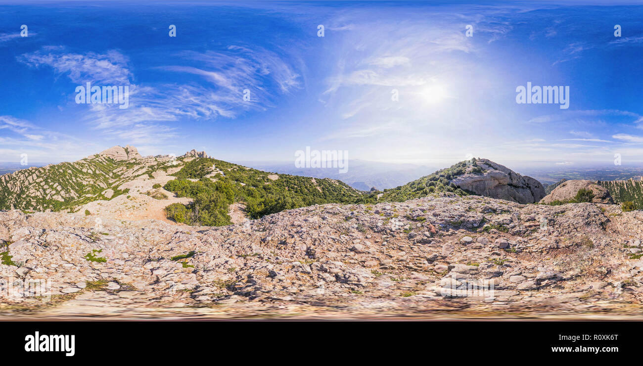 Sphärisches Panorama der Berggipfel in der Nähe von Montserrat, Spanien. 360 Panorama in equirectangular Spherical projection, VR Inhalt Stockfoto