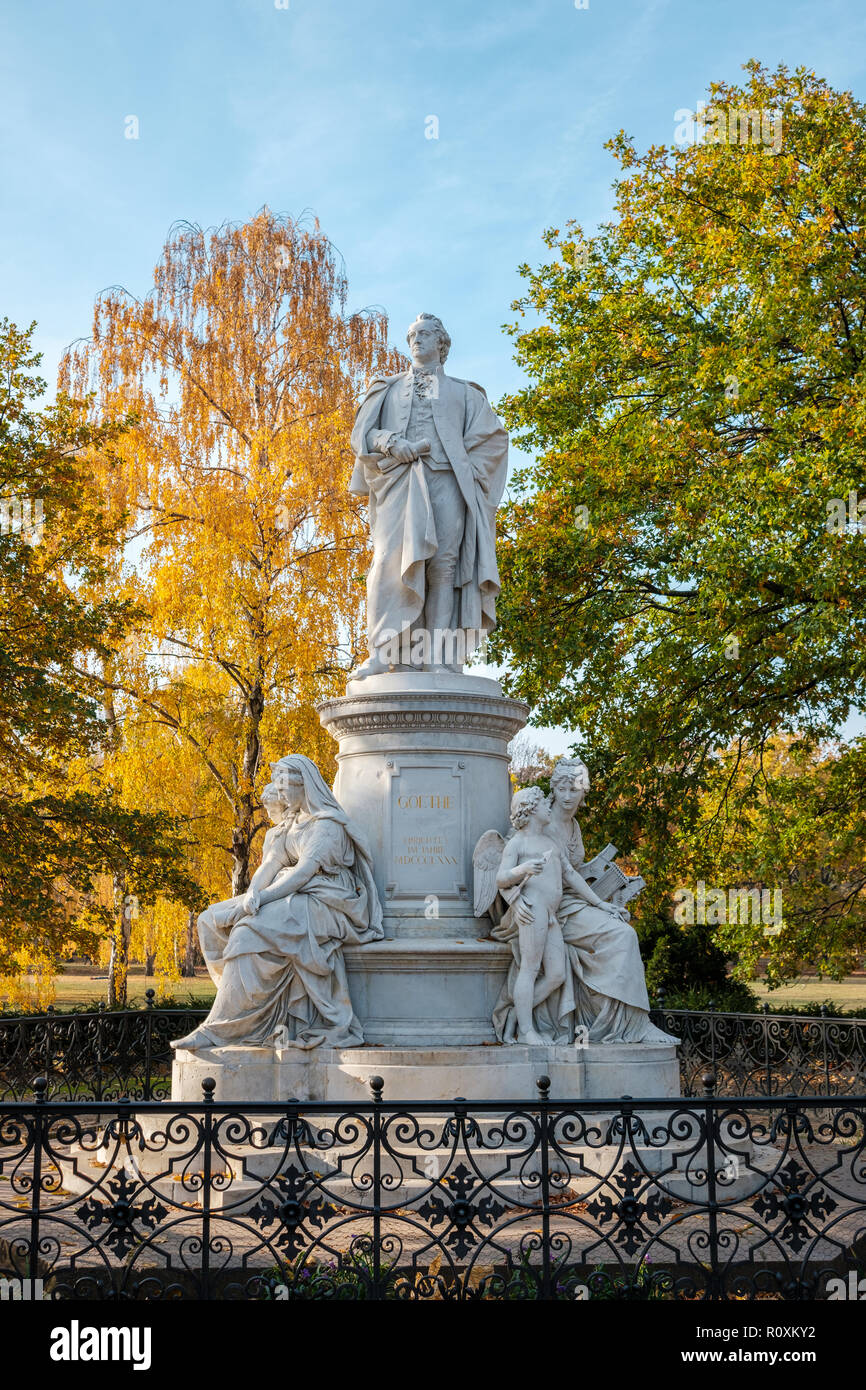 Berlin, Deutschland - November 2018: Die Statue des berühmten Dichters Johann Wolfgang von Goethe in einem Park in der Nähe von Brandenburger Tor. Berlin, Deutschland Stockfoto