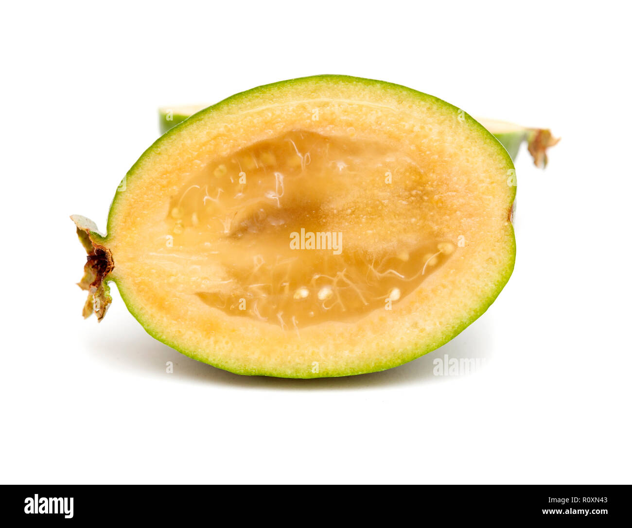 Feijoa oder Ananas Guave auf weißem Hintergrund Stockfoto