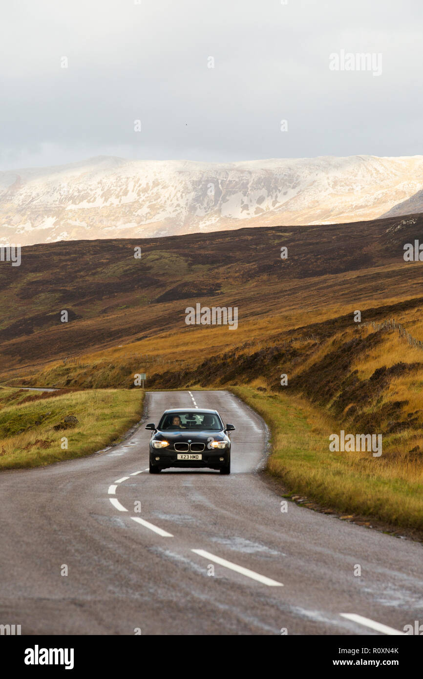 Ein Auto auf der A 837 in der Nähe von Oykel Brücke in NE Schottland Stockfoto